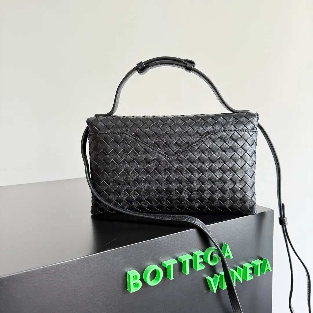 Batch 1660 BOTTEGA VENETA 2025 new product KNOT LOCK crossbody bag subverts the rigid lines of traditional tote bags, using drapey leather to create a three-dimensional silhouette that breathes. It has compartments and multiple card slots inside, making it a versatile commuter bag that can be used in various occasions. The details are full of exquisiteness, the casual retro color tone, and the upper body are full of elegance. Whether you are commuting or going out on the street, you can easily hold it. The two carrying methods of hand-carrying and long shoulder strap are very practical! At the same time, the shoulder strap is detachable, suitable for various dressing styles~ Whether it is a dinner party or daily commuting, it can be easily controlled and becomes your versatile tool❤️ Style number: 817191 Size: 25*16*5.5cm